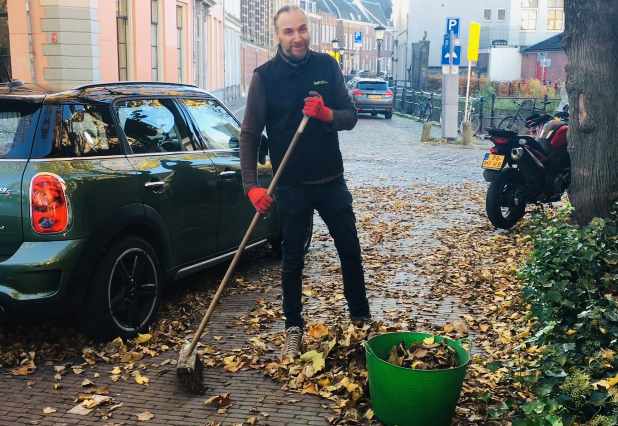 Blaas dat blad niet weg, maar maak zelf bladcompost!