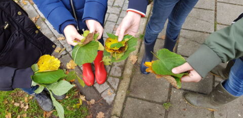 kinderen met herfstbladeren
