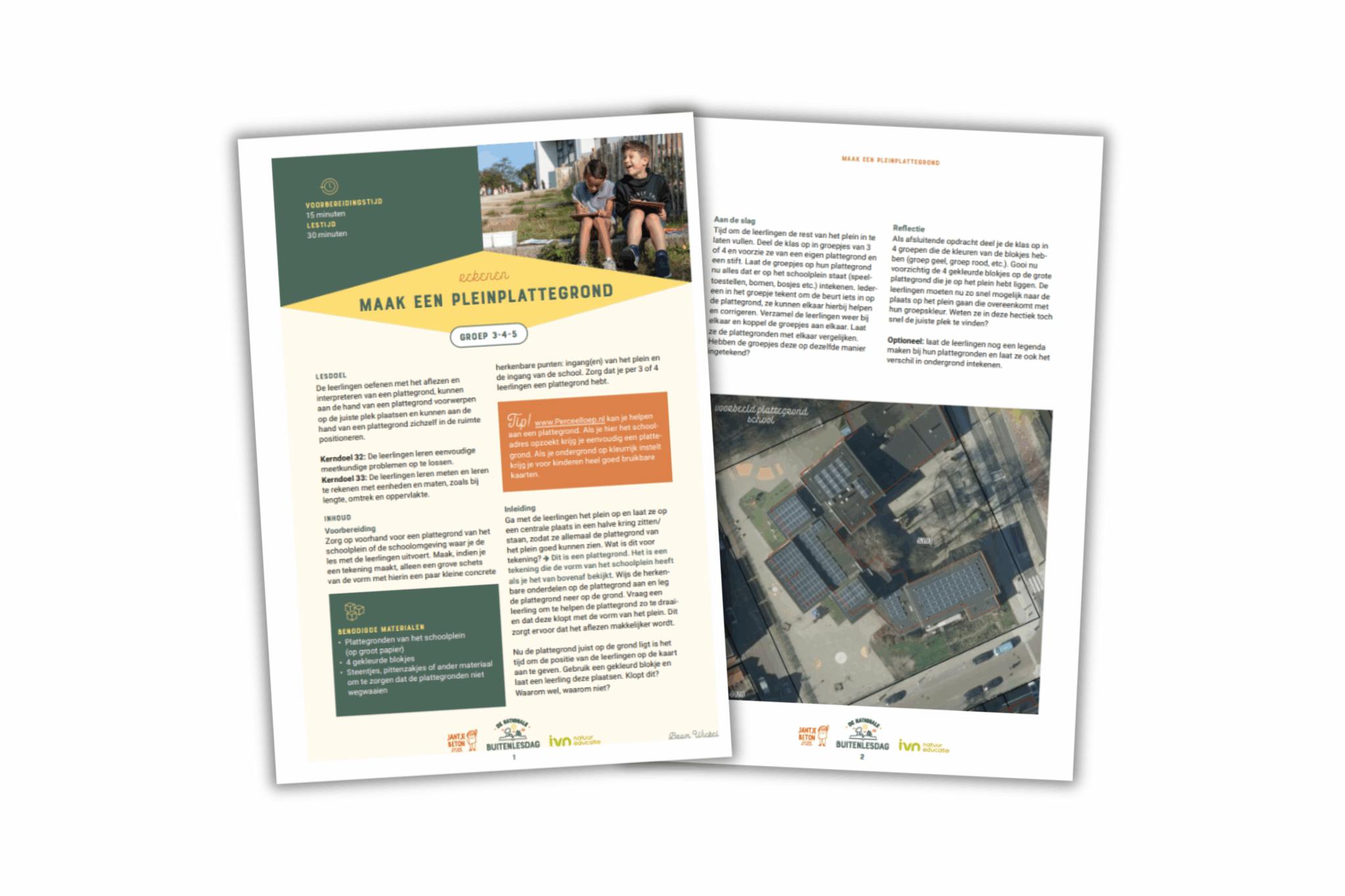 Dubbele pagina's workbook "Maak een pleinplattegrond" met tekst en luchtfoto van schoolplein.