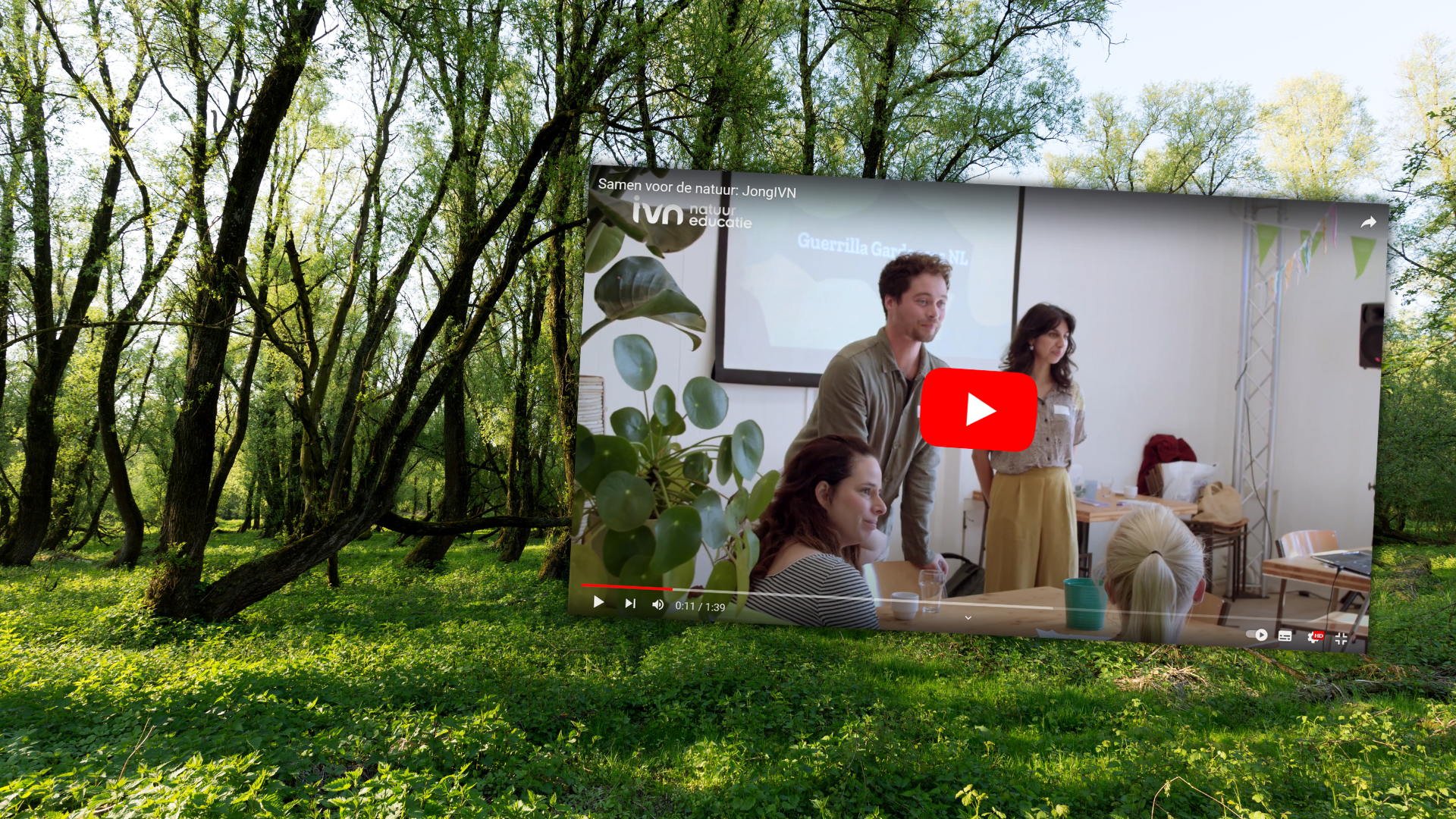 Een video van een presentatie in een klas, weergegeven in een bosomgeving.