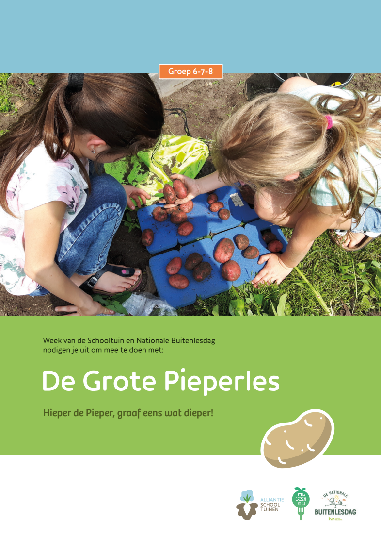Kinderen onderzoeken aardappels als onderdeel van "De Grote Pieperles" voor buitenschoolse activiteit.