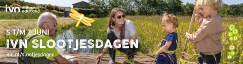 Gezin geniet van natuuractiviteit bij een sloot, tekst: "IVN Slootjesdagen, 5 t/m 7 juni".