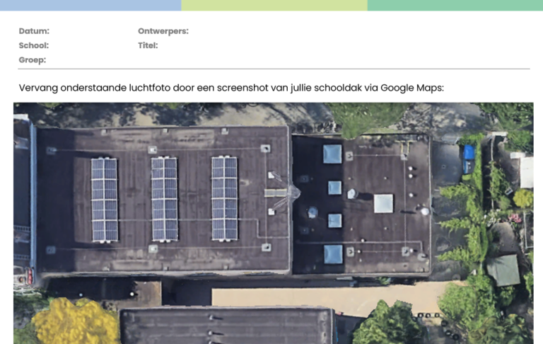 Luchtfoto van schooldak met zonnepanelen en omliggende groene omgeving.
