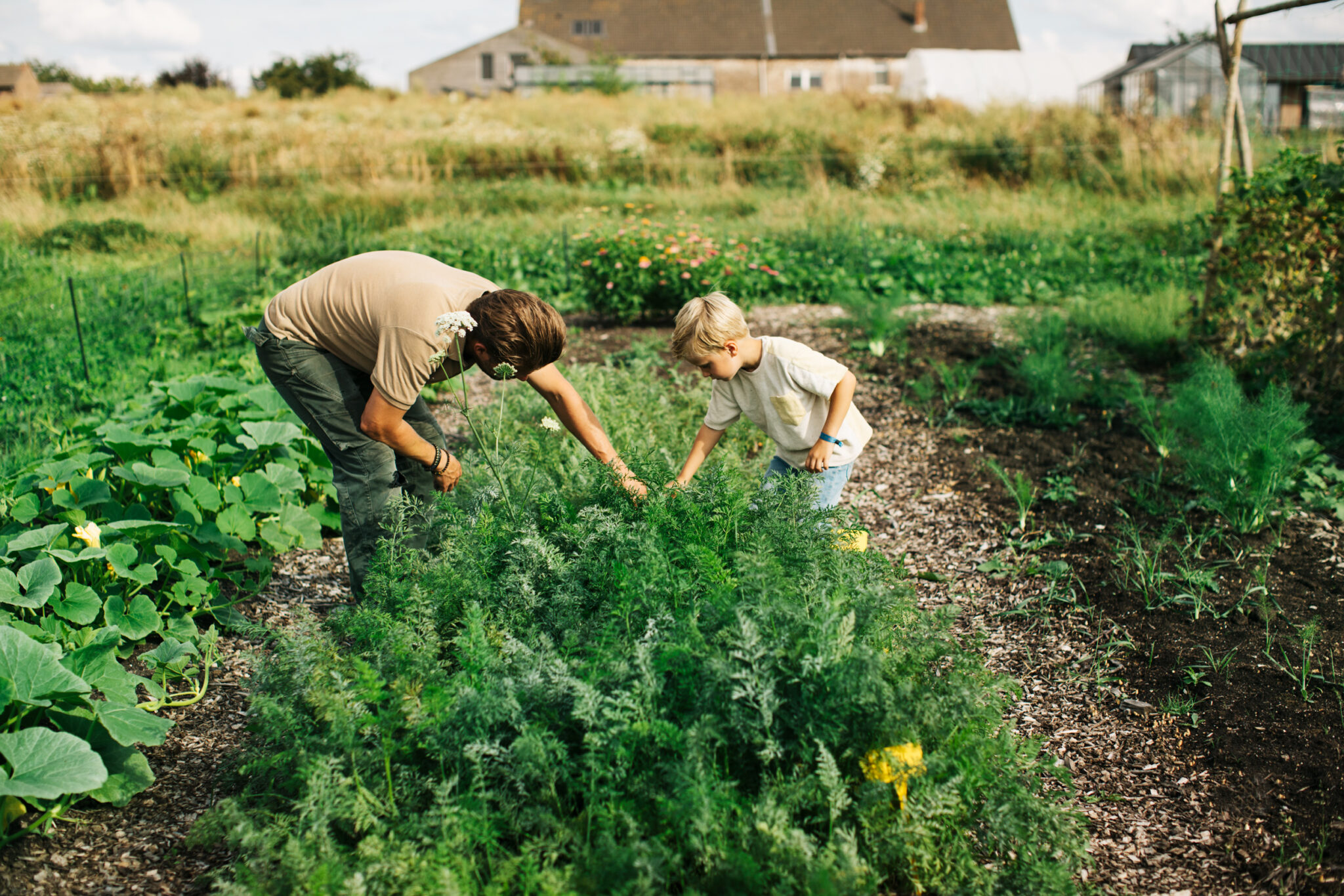 Boer en kind in moestuin