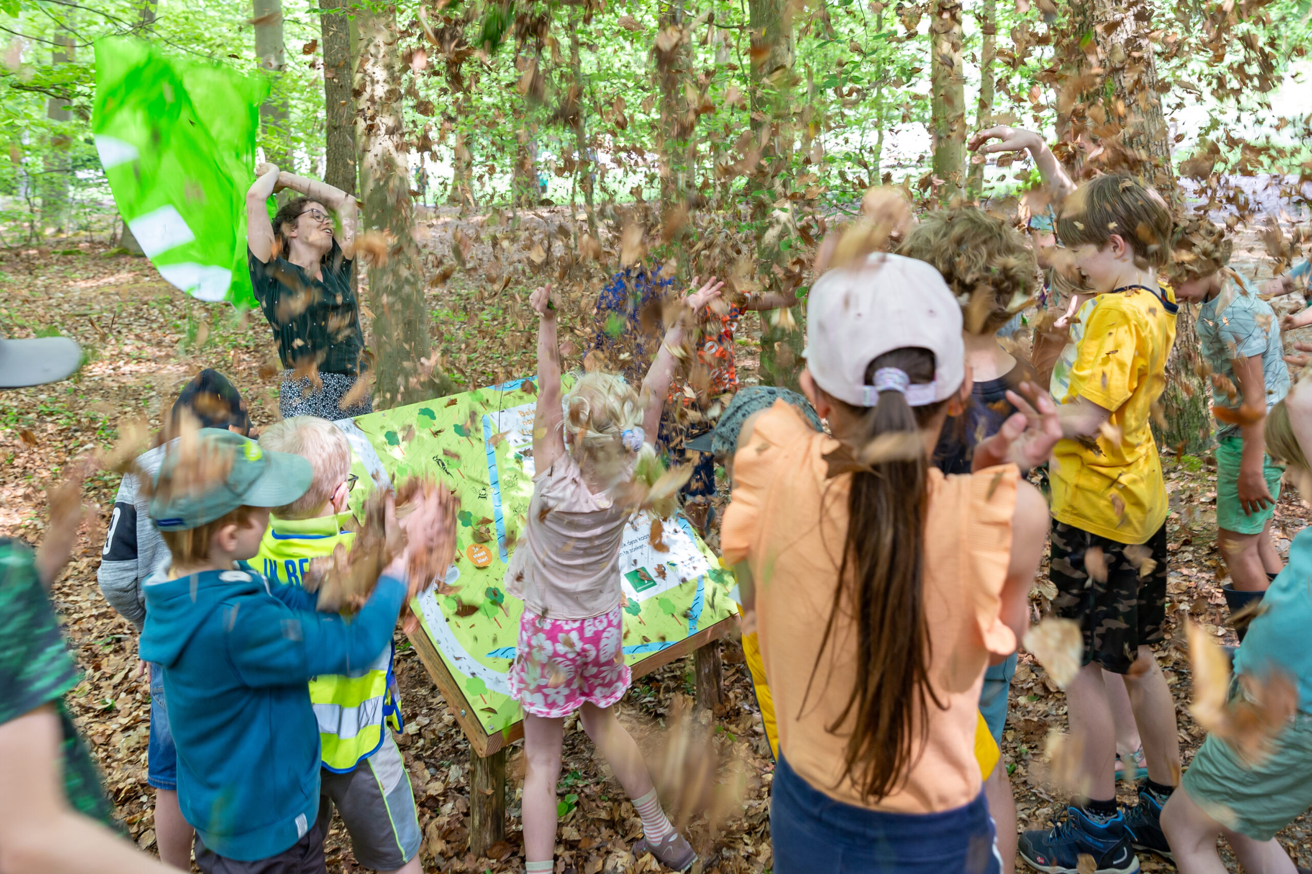 juichende kinderen in bosrijke omgeving