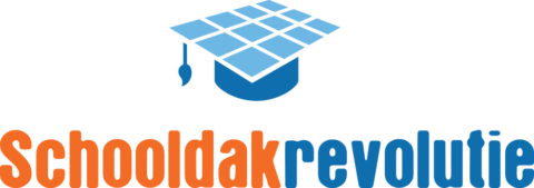 Logo met een blauw-groene zonnepaneelvormige pet, tekst "Schooldakrevolutie" in oranje en blauw.