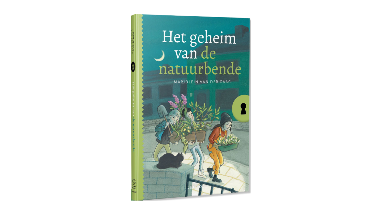 Omslag van het boek "Het geheim van de natuurbende" met kinderen en een kat buiten.