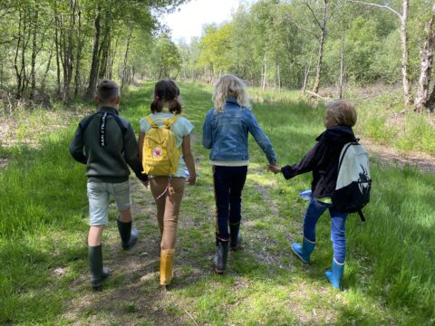 Vier kindjes hand in hand in Nationaal Park Wieden Weerribben