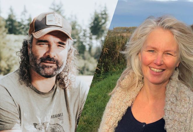 Een man en vrouw glimlachen buiten in een natuurlijke omgeving.