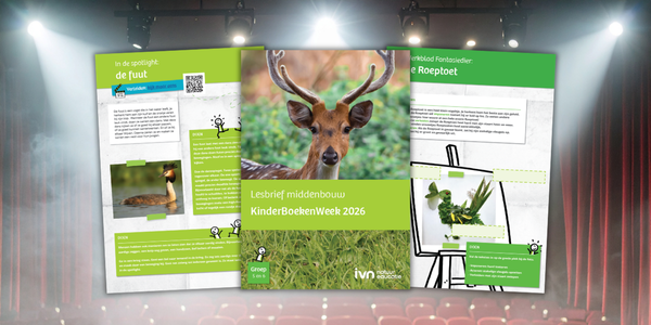 Drie educatieve folders over dieren op een theaterpodium, met een close-up van een hert.
