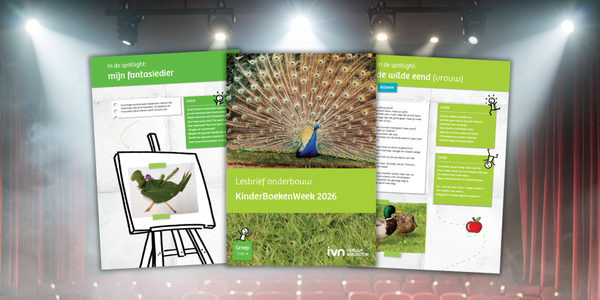 Displays van lesbrieven met pauw en wilde eend voor Kinderboekenweek 2026 op een podium.