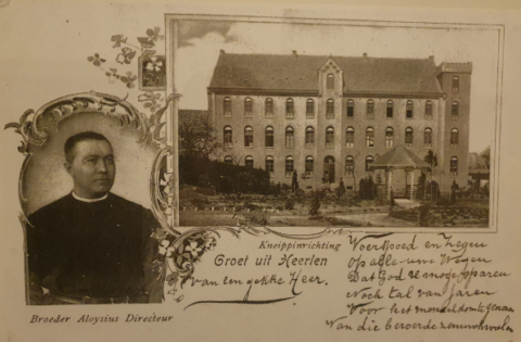 Gezicht op kloostergebouw met ingevoegde foto van Broeder Aloysius, gekalligrafeerde tekst eronder.