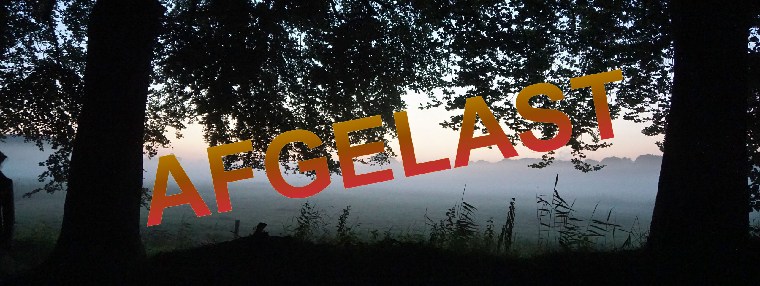 Sombere boslandschap met "AFGELAST" in grote letters in beeld.