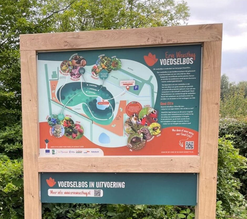 Informatiebord over het Voedselbos Erve Westhag met kaart en illustraties van flora en fauna.
