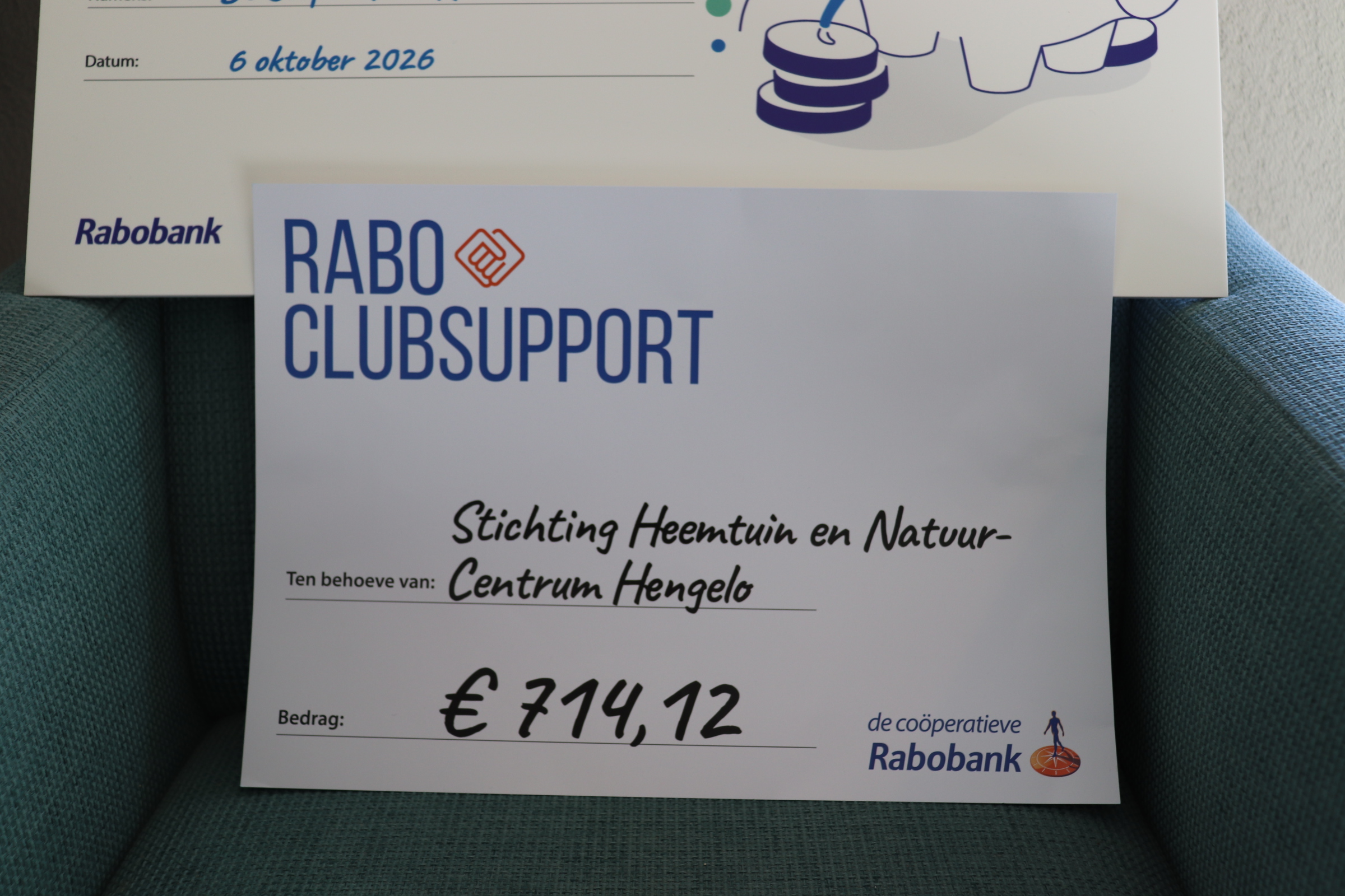 Rabobank cheque van €714,12 voor Stichting Heemtuin en Natuur- Centrum Hengelo, gedateerd 6 oktober 2026.