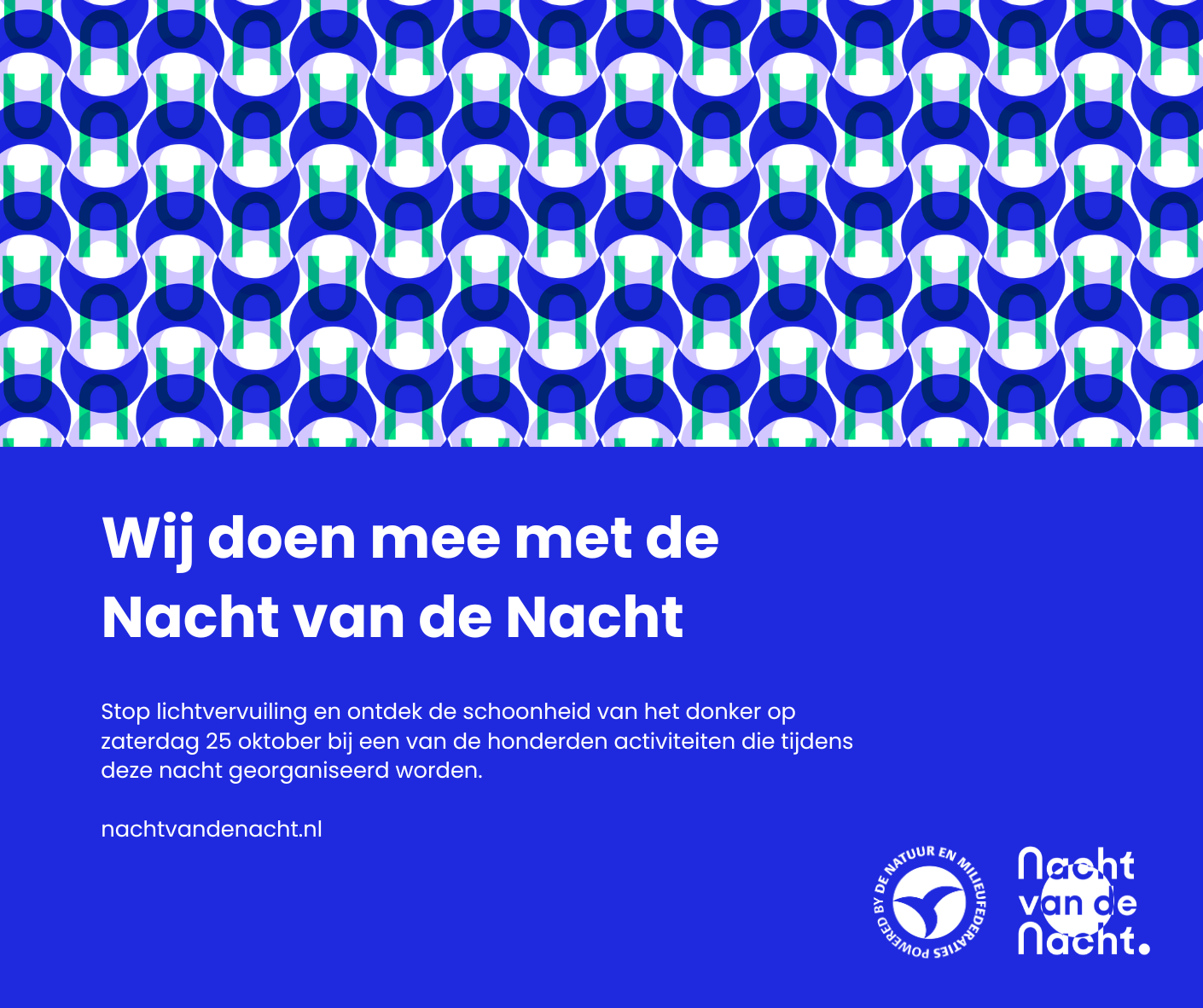 Aankondiging deelname aan "Nacht van de Nacht" met blauwe en witte achtergrond en abstract patroon.