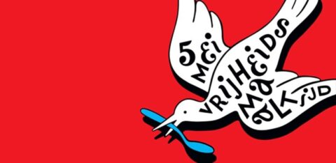 Witte duif op rood, draagt een blauwe lepel. Tekst: "5 mei Vrijheidsmaaltijd".