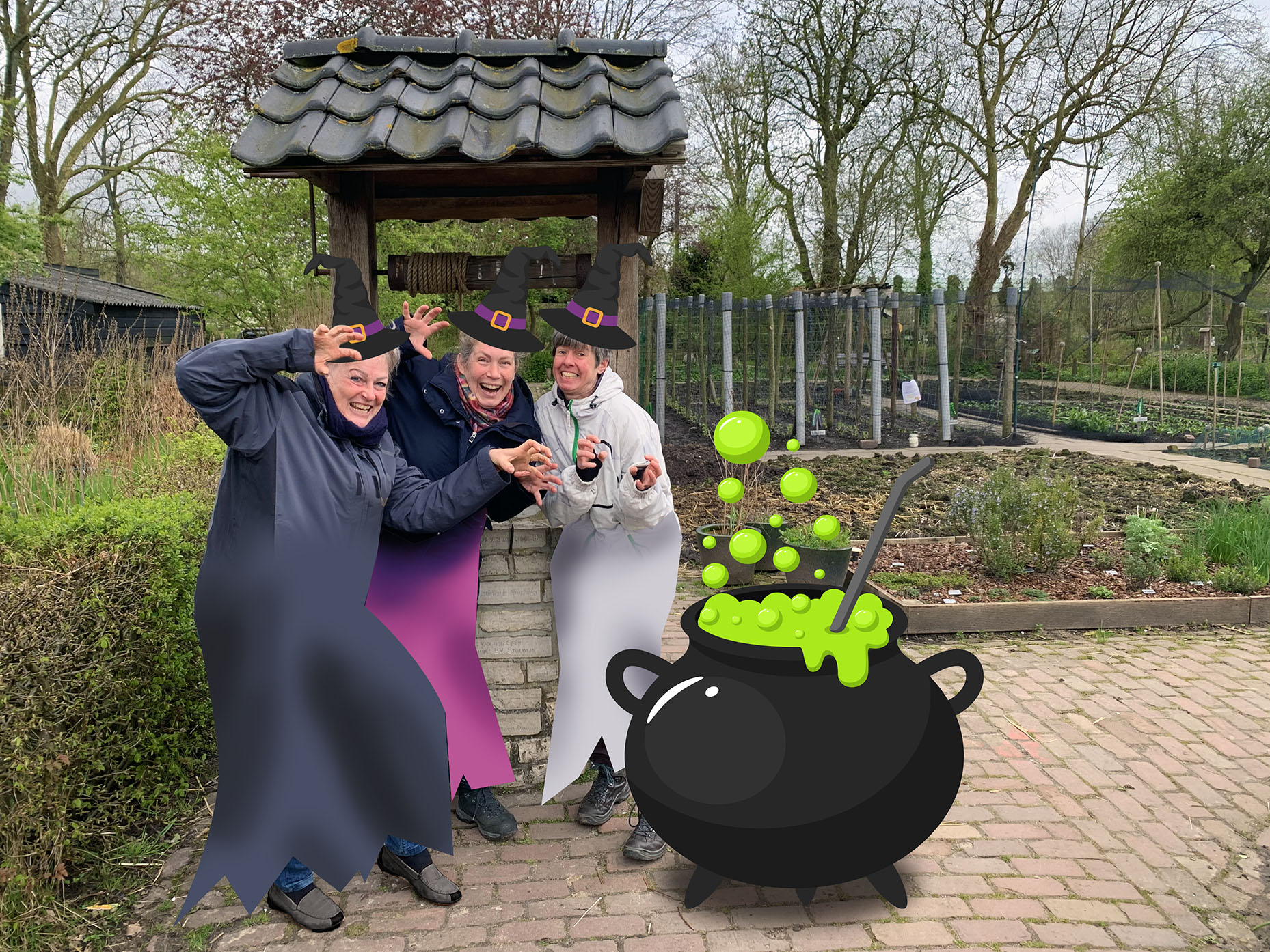 Drie mensen verkleed als heksen naast een put met een getekende borrelende ketel.