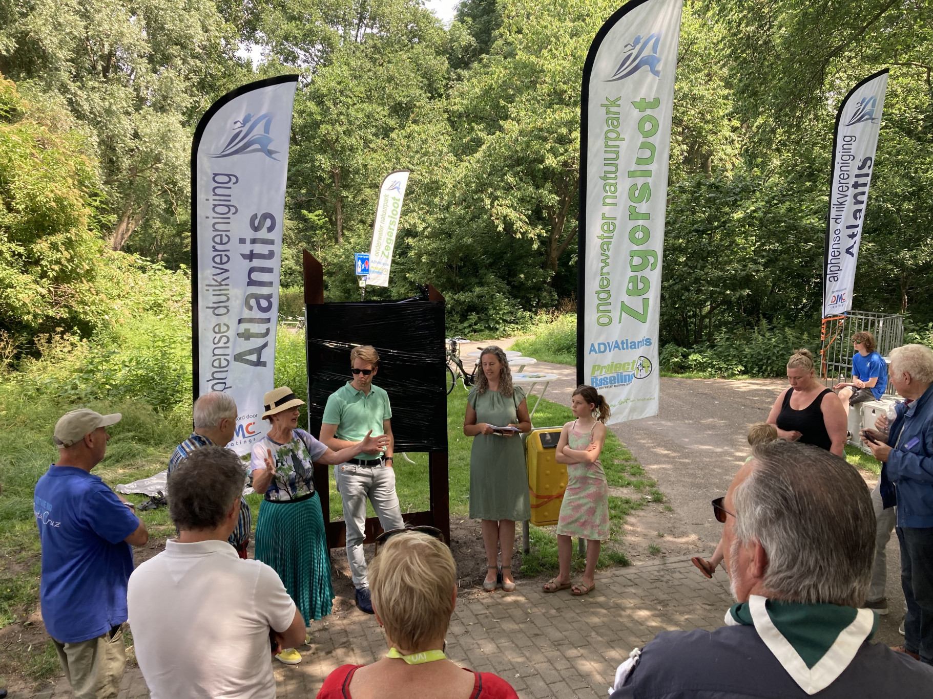 Wethouder Breeuwsma en hoogheemraad Fierens onthullen informatieborden voor het Onderwaterpark Zegersloot