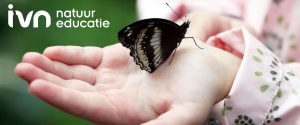 Een vlinder zit op de hand van een kind. Logo van IVN Natuureducatie linksboven.