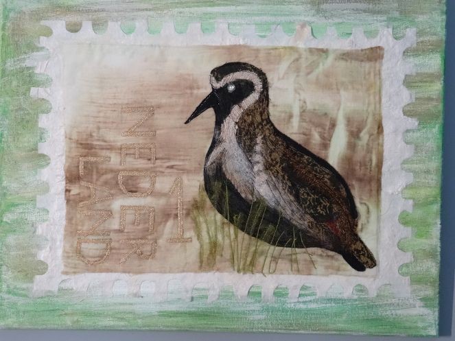 Postzegel met vogelillustratie en het woord 'Nederland' op groene achtergrond.