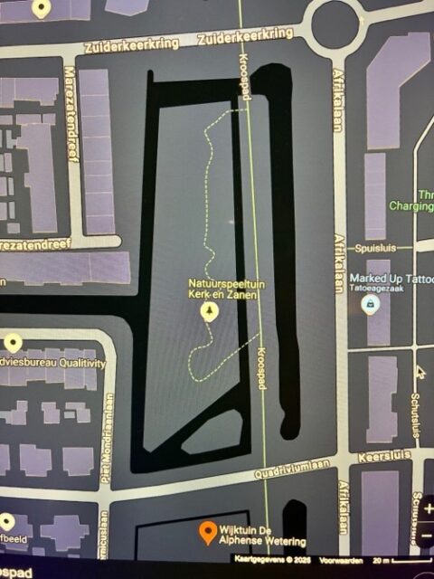 Plattegrond van een stadsgebied met wegen, een natuurspeeltuin en een wijkcentrum gemarkeerd.