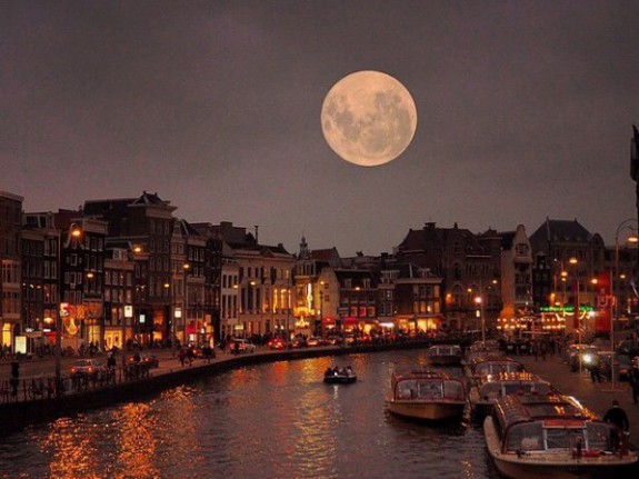 Maan boven Amsterdam (c) Mehmet Sert