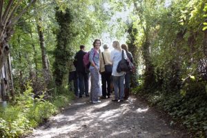 groepje deelnemers in het bos tijdens excursie van IVN Amsterdam