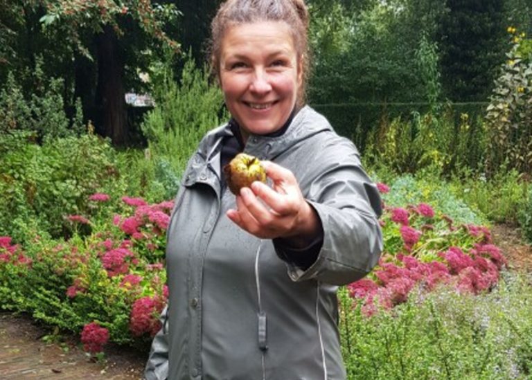 Vrouw met appel in de hand - Wildplukken in de natuur