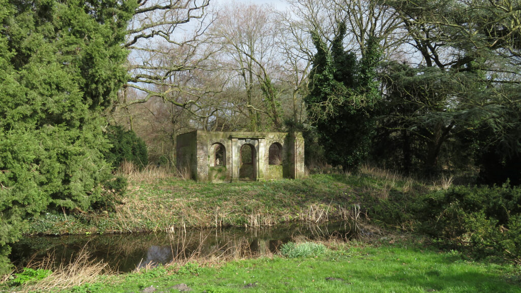 Tijdens de vogelexcursie door Park Frankendael liepen we ook langs de ruïne