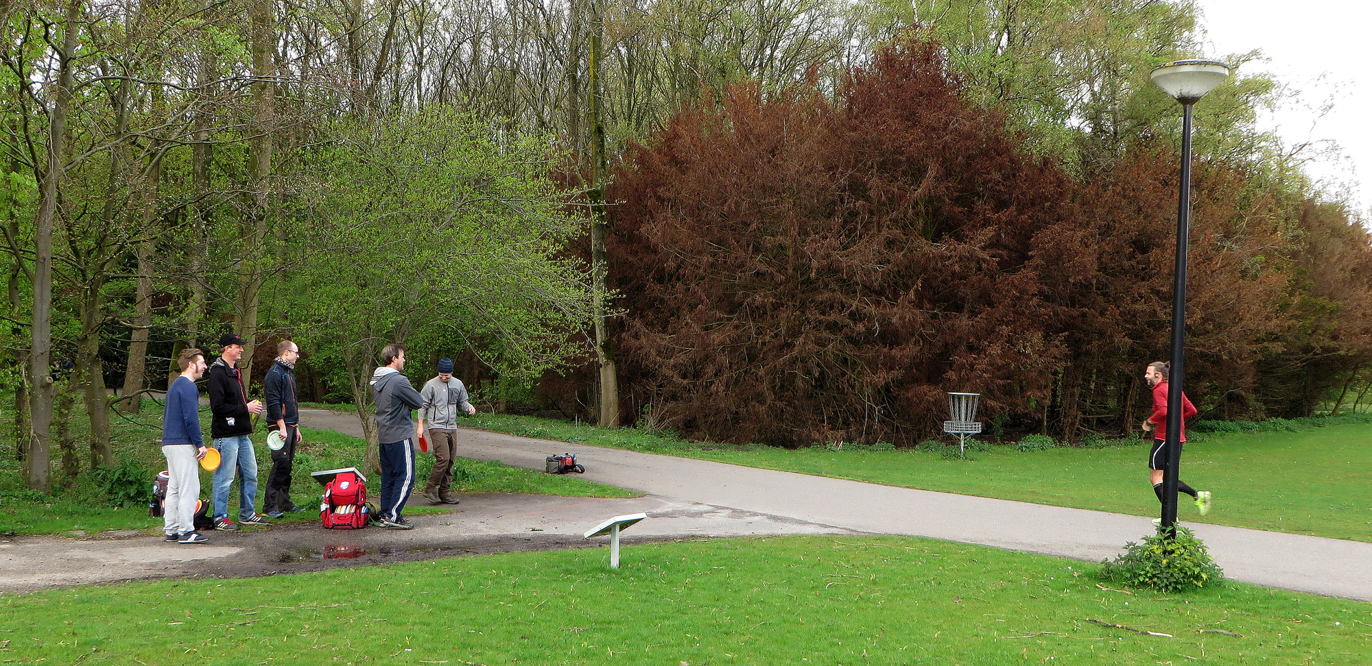 Disc Golfers in het Sloterpark - Foto: Marjori Hong