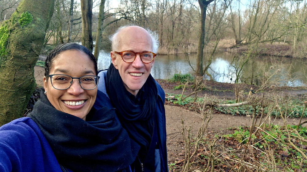 Marjori Hong en Roel Cremer wandelend in gesprek