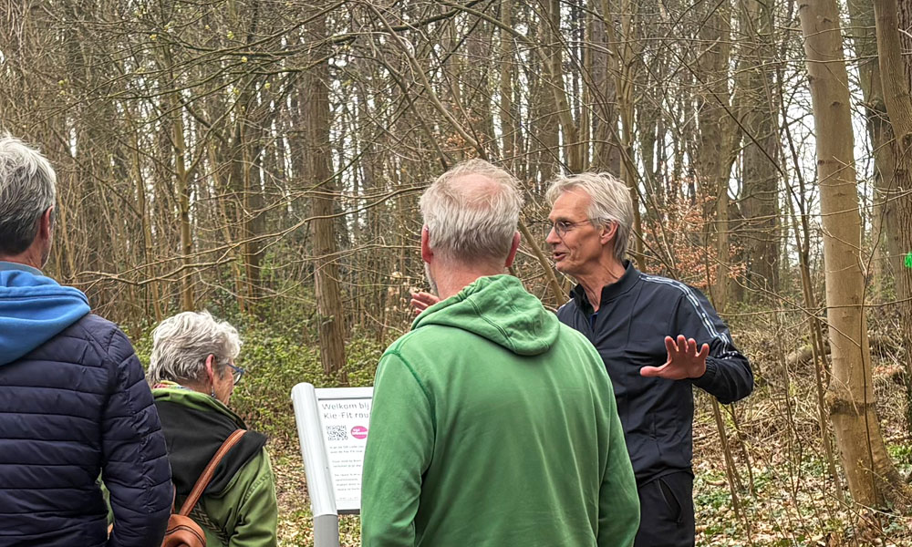 Fysiotherapeut geeft uitleg over de Kie-fit route.