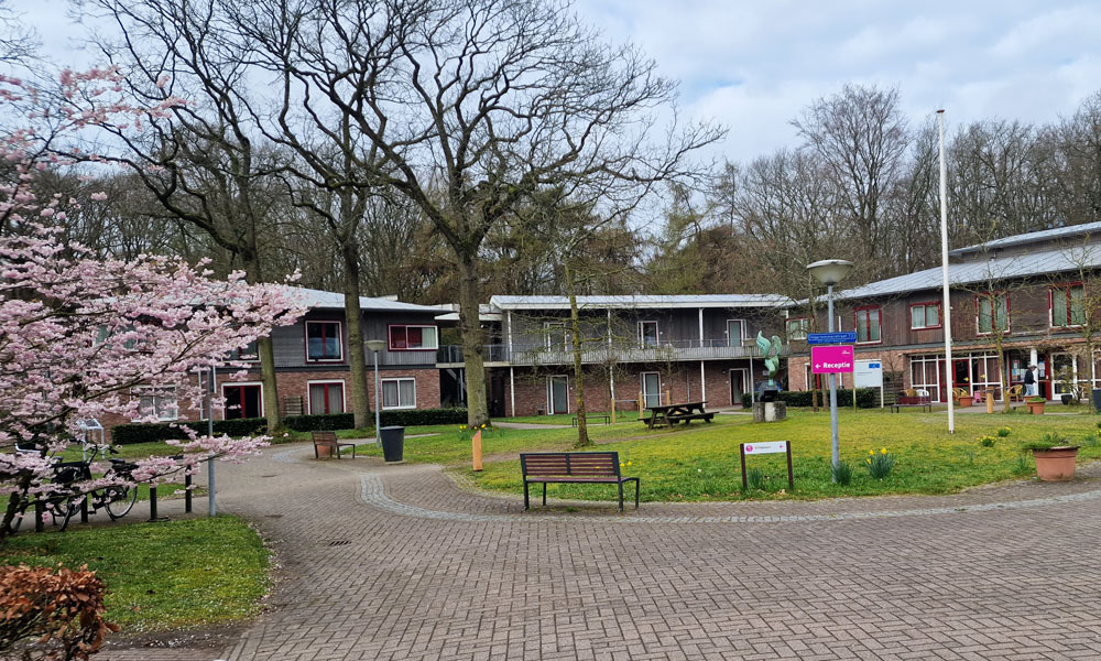 Woonunits op het terrein van GGZ inGeest, locatie Westerpoort in Bennebroek