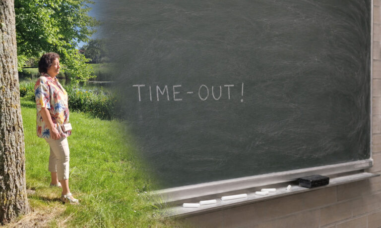 Een vrouw in zonnig park; schoolbord met 'TIME-OUT!' geschreven.
