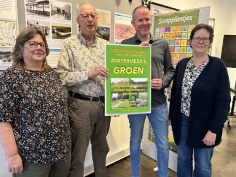 Vier mensen poseren met een poster voor een tentoonstelling over groen in Zoetermeer.