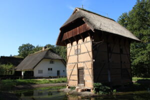 Spijker uit de Niederrhein in Openluchtmuseum Kommern (foto Olaf Op den Kamp). Vakwerkhuizen uit de Eifel in Openluchtmuseum Kommern (foto: Olaf Op den Kamp)