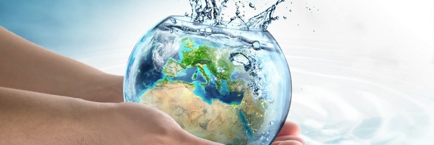 Handen houden een vissenkom met aarde erin, waar water uitspat.