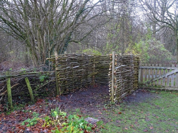 omheining compost-hoop in nieuw jasje
