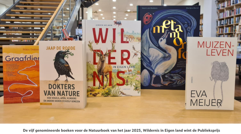 Vijf genomineerde natuurboeken, waaronder "Wildernis in Eigen Land", uitgestald op een tafel.