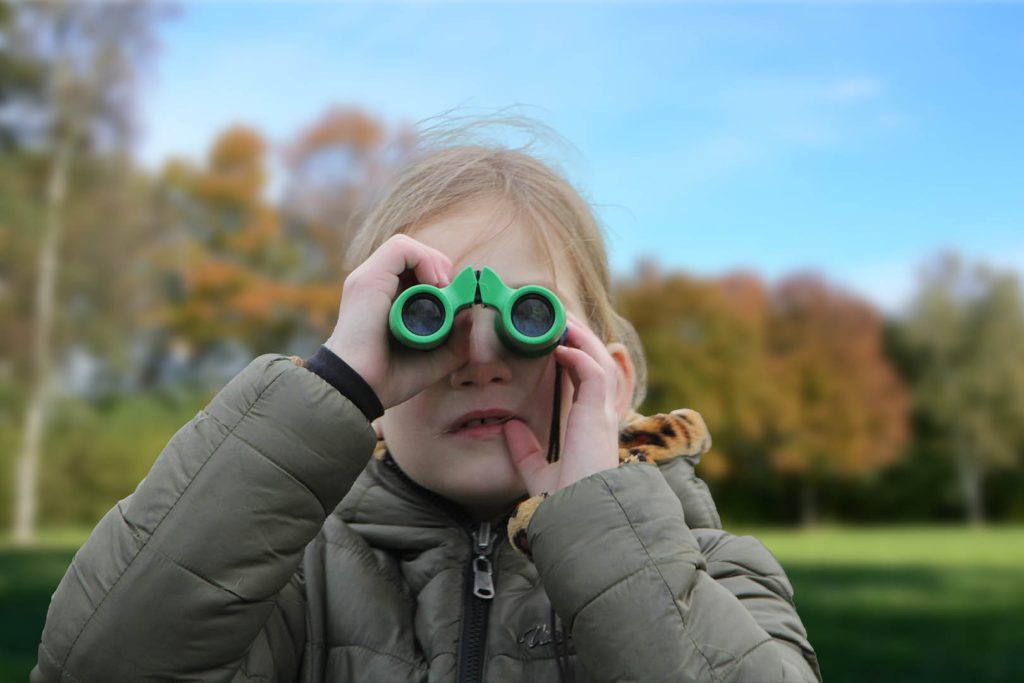 Meisje met verrekijker