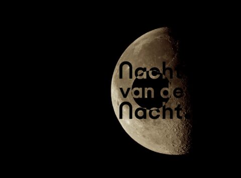 Halve maan met tekst "Nacht van de Nacht" ervoor op een zwarte achtergrond.