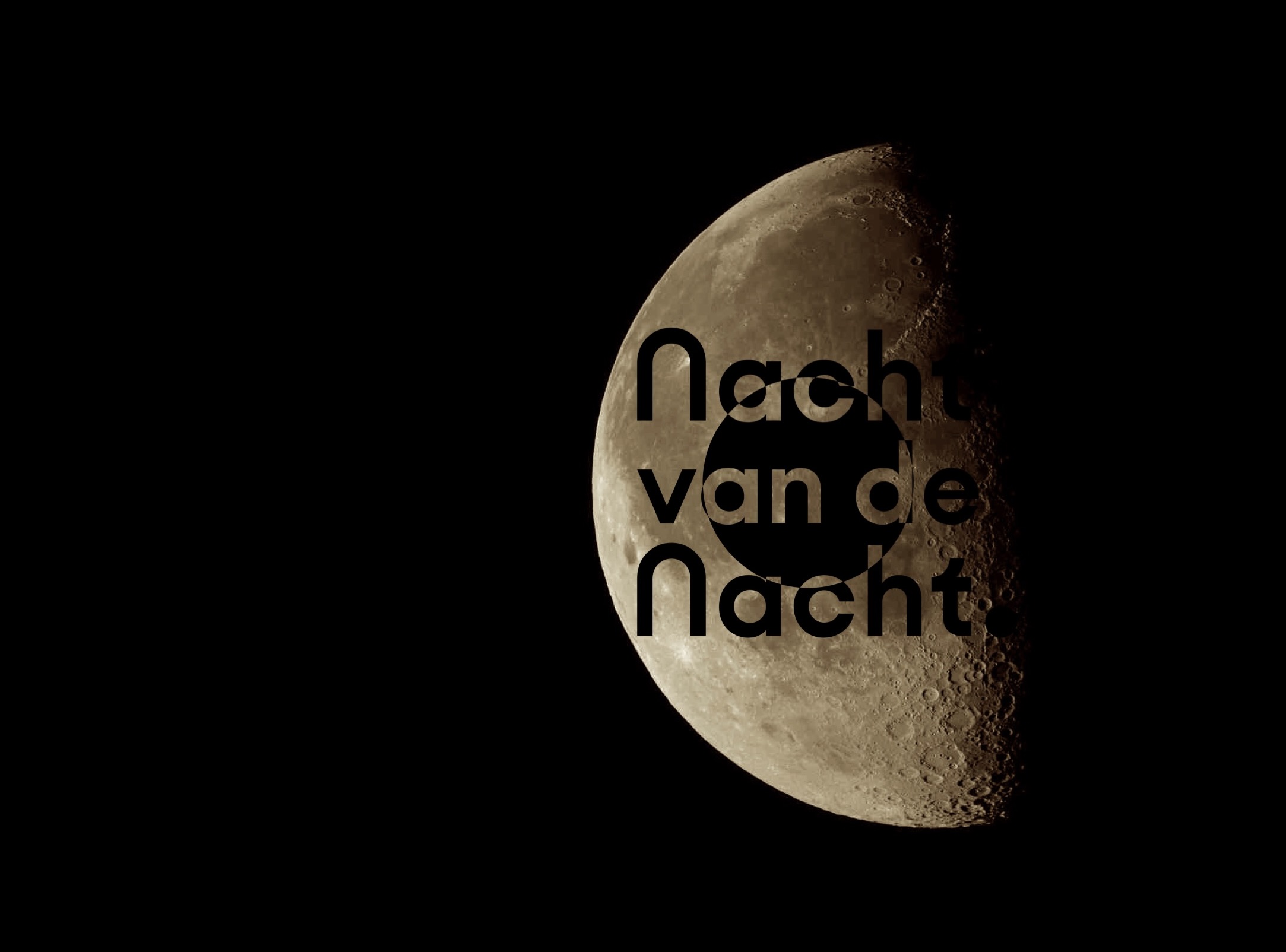 Halve maan met tekst "Nacht van de Nacht" ervoor op een zwarte achtergrond.