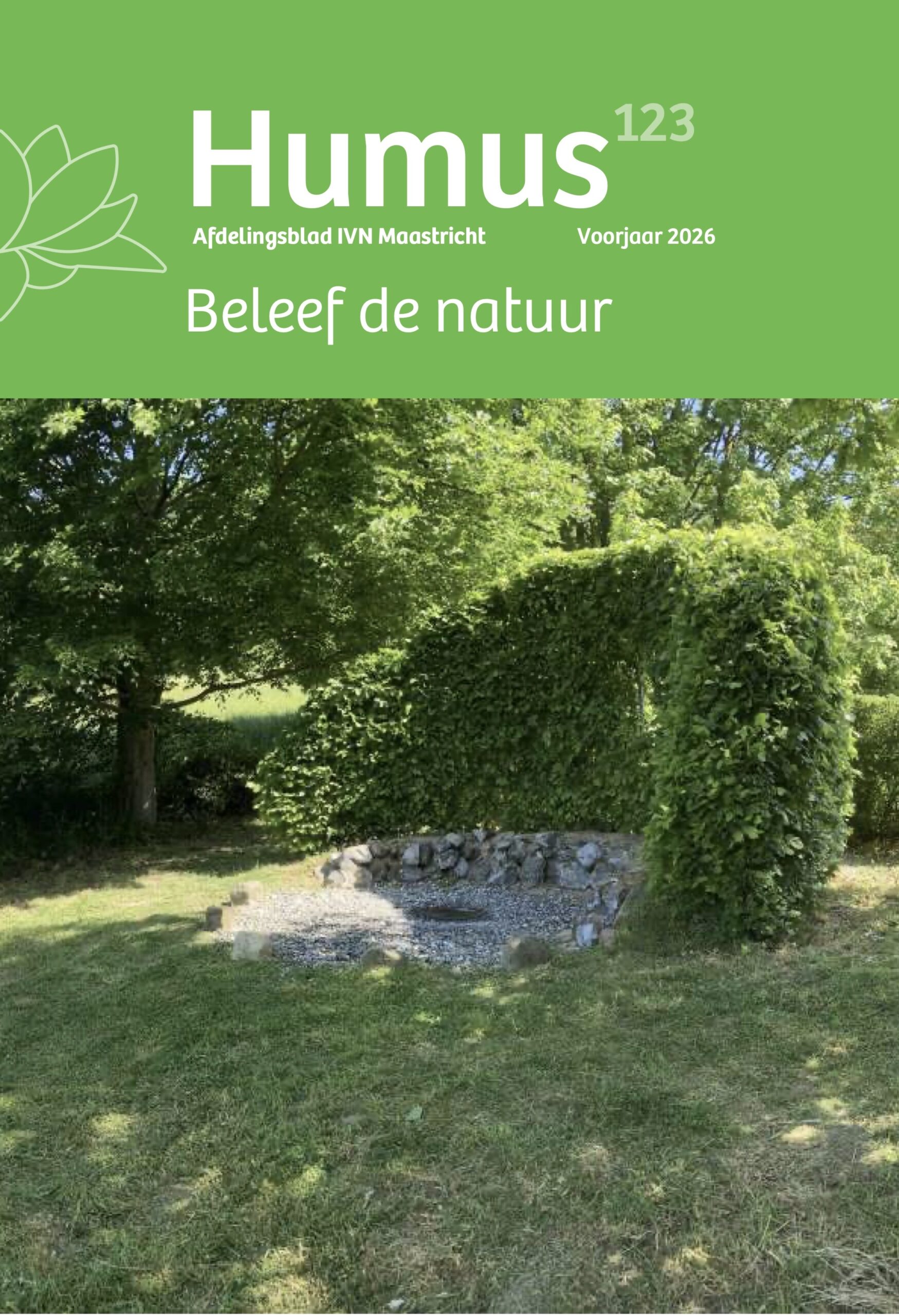 Groene tijdschriftcover met tekst "Humus 123", en een foto van een beboomde tuin met stenen cirkel.