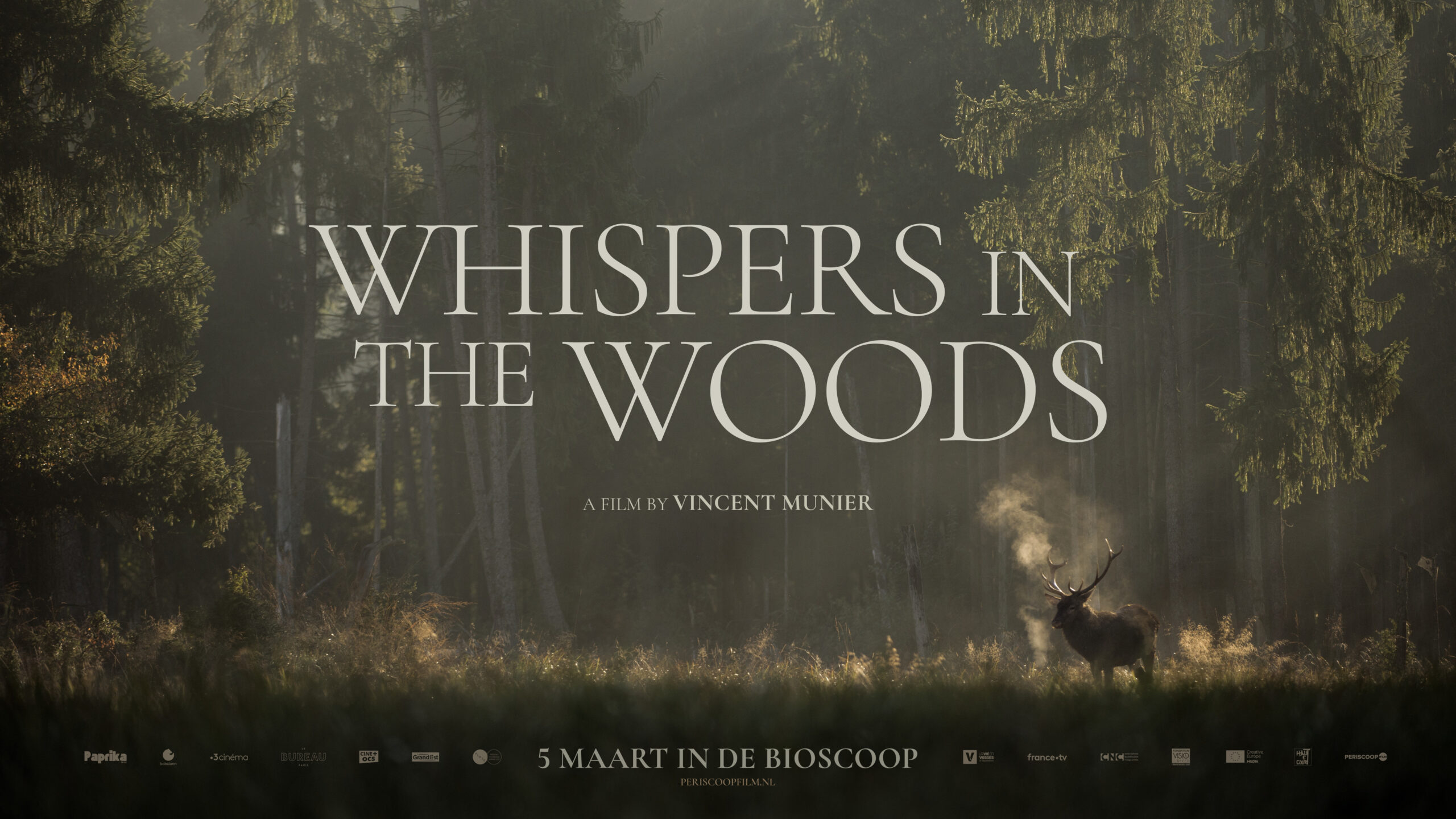Poster van "Whispers in the Woods" met een hert in een mistig bos. Filmrelease: 5 maart.