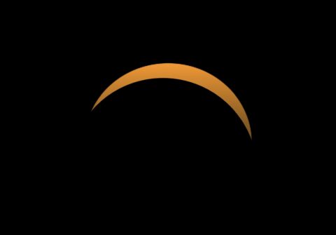 Oranje zonnesikkel tijdens een gedeeltelijke zonsverduistering tegen een zwarte hemel.