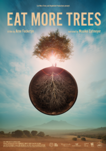 filmposter van Eat More Trees. Tegen de achtergrond van een blauwe wolkenlucht zweeft een boom die op een donkere bol groeit die even groot is als de boom zelf. De bol is helemaal gevuld met de wortels van de boom. De zon schijnt door het bladerdak en vormt een halo om de boom heen.