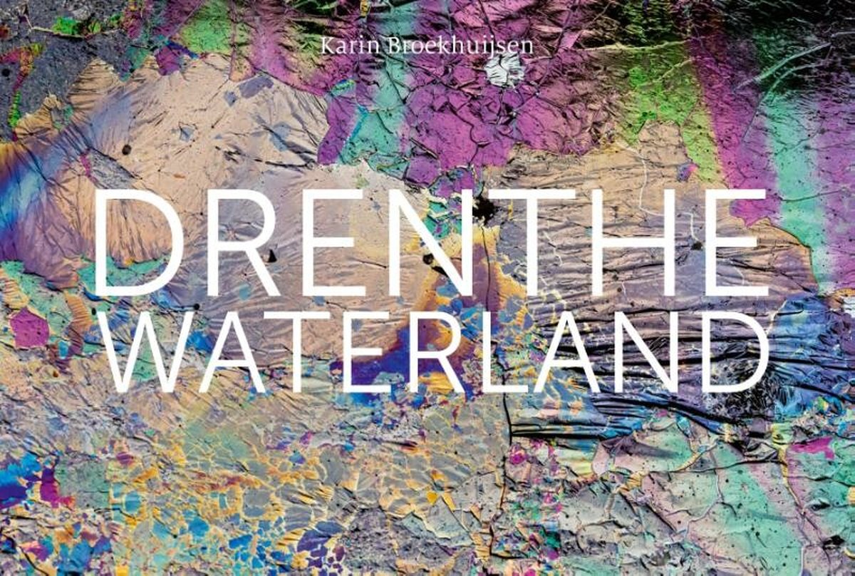 Abstracte kunst met kleurrijke textuur en de tekst "Drenthe Waterland" in grote witte letters.