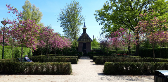 Parkje, zicht op kapel