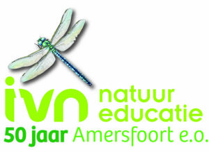 Logo met libelle en tekst: "IVN natuur educatie, 50 jaar Amersfoort e.o." in groene letters.